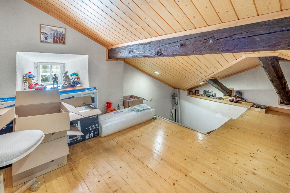 Ausgebauter Dachbodenraum mit Holzdecke
