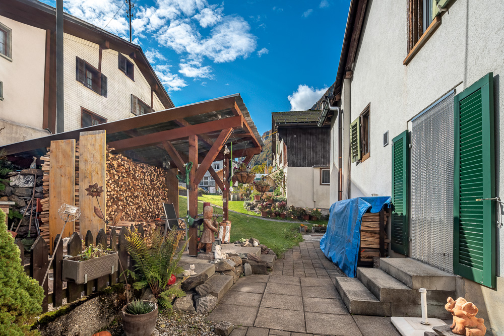 Innenhof mit Holzunterstand und Gartenweg