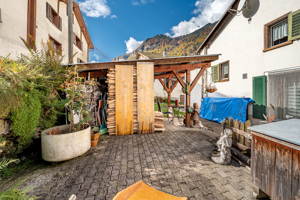 Außenhof zwischen Wohngebäuden mit Bergblick