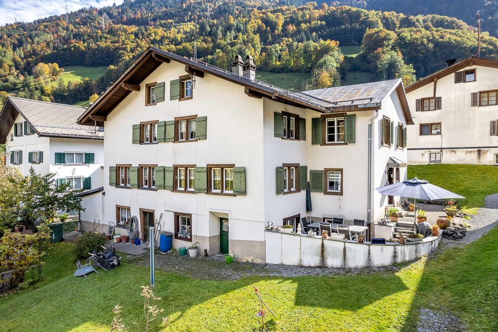 Außenansicht eines Wohnhauses in alpiner Hanglage