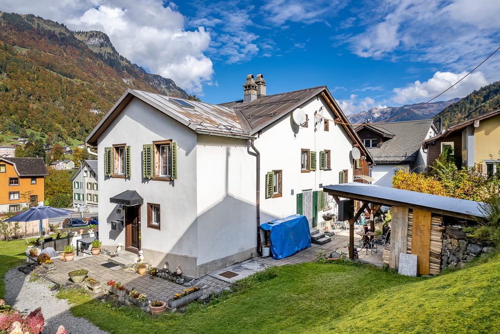Außenansicht eines Wohnhauses mit Bergkulisse