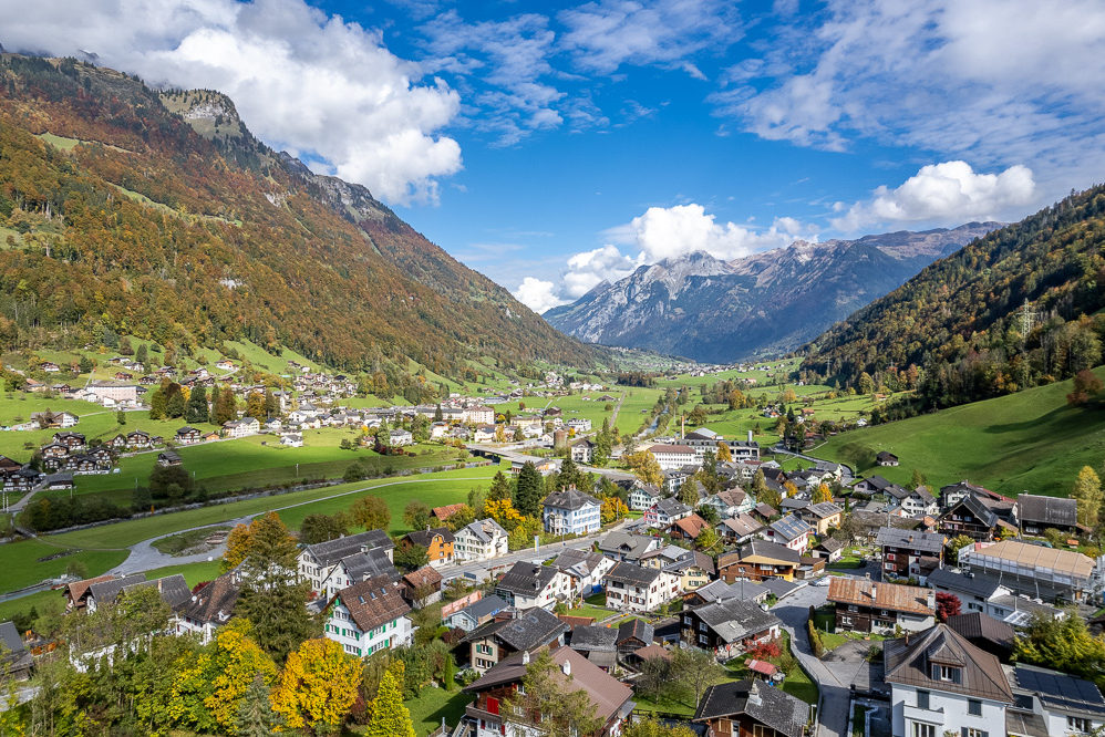 Alpenort im Tal mit Bergpanorama