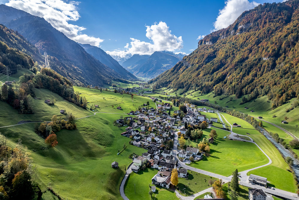 Alpenlandschaft mit Dorf im Tal
