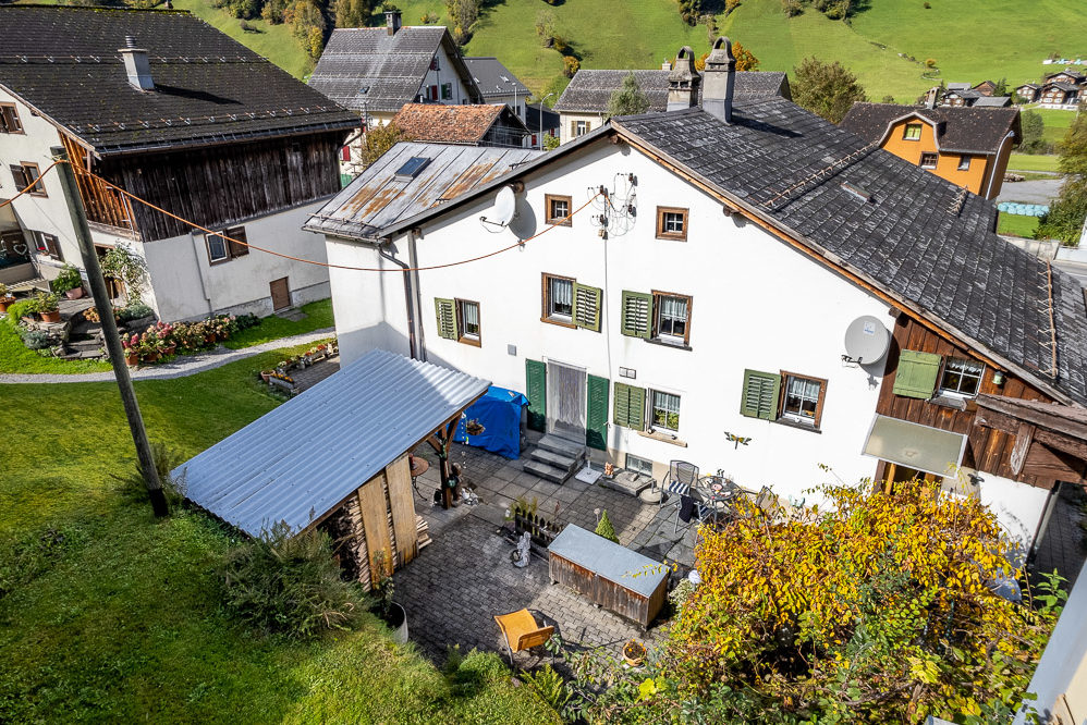 Außenansicht eines ländlichen Wohnhauses mit Innenhof