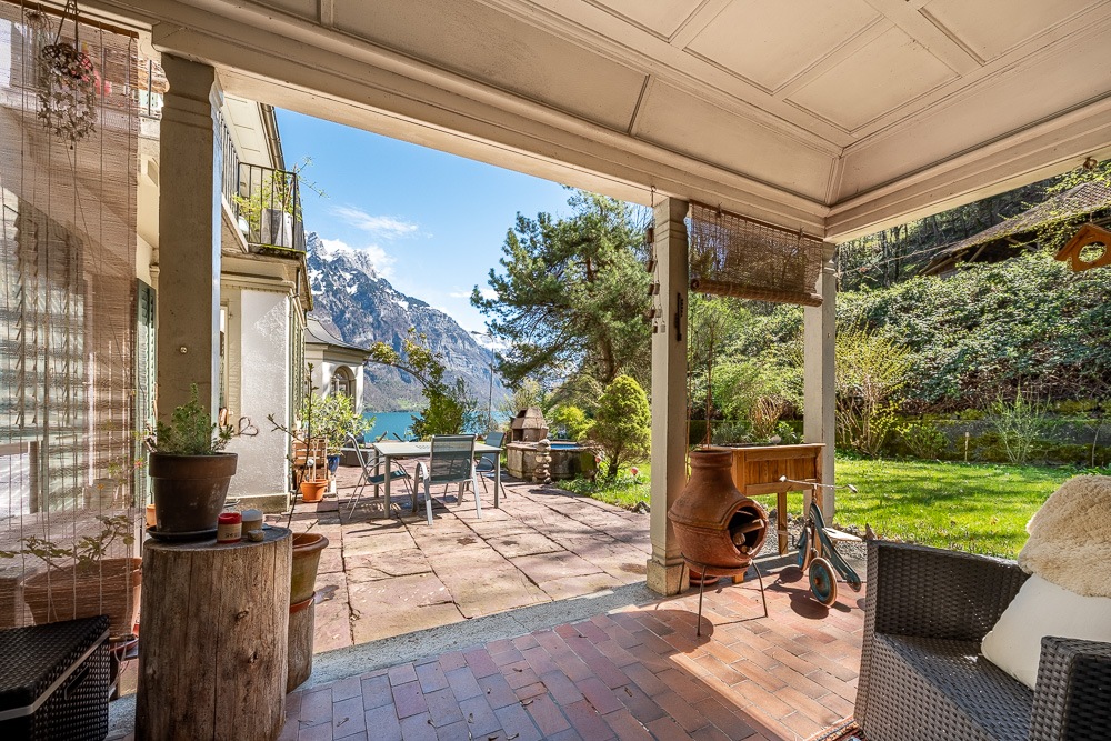 Terrasse mit Berg- und Seeblick