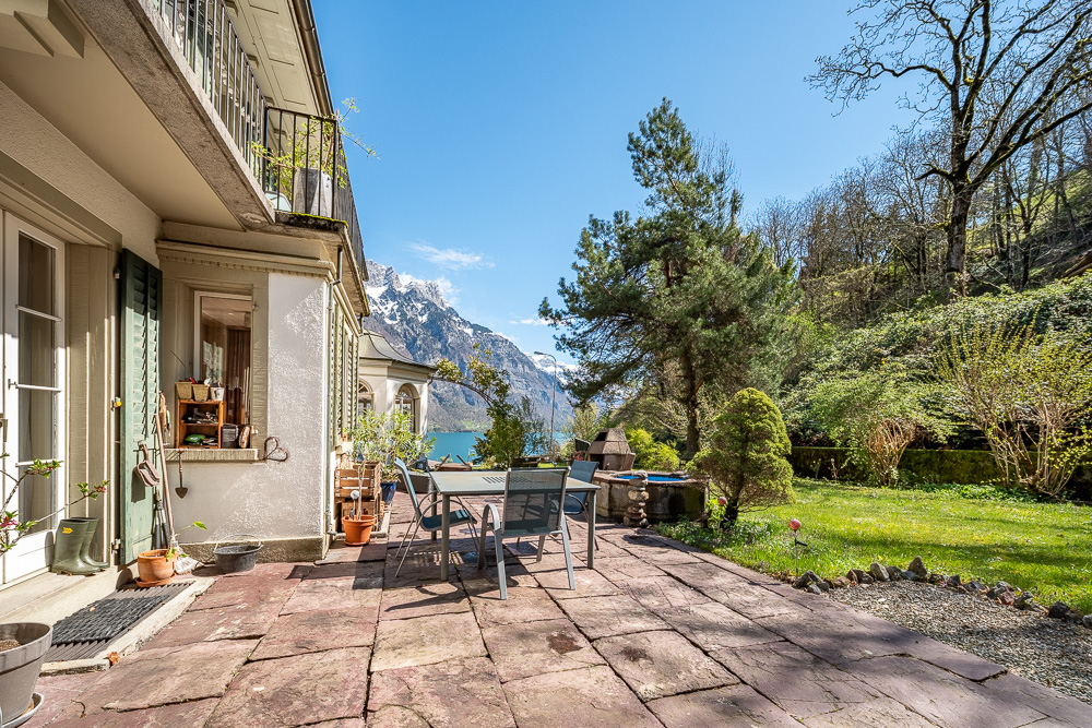Seeterrasse mit Bergblick