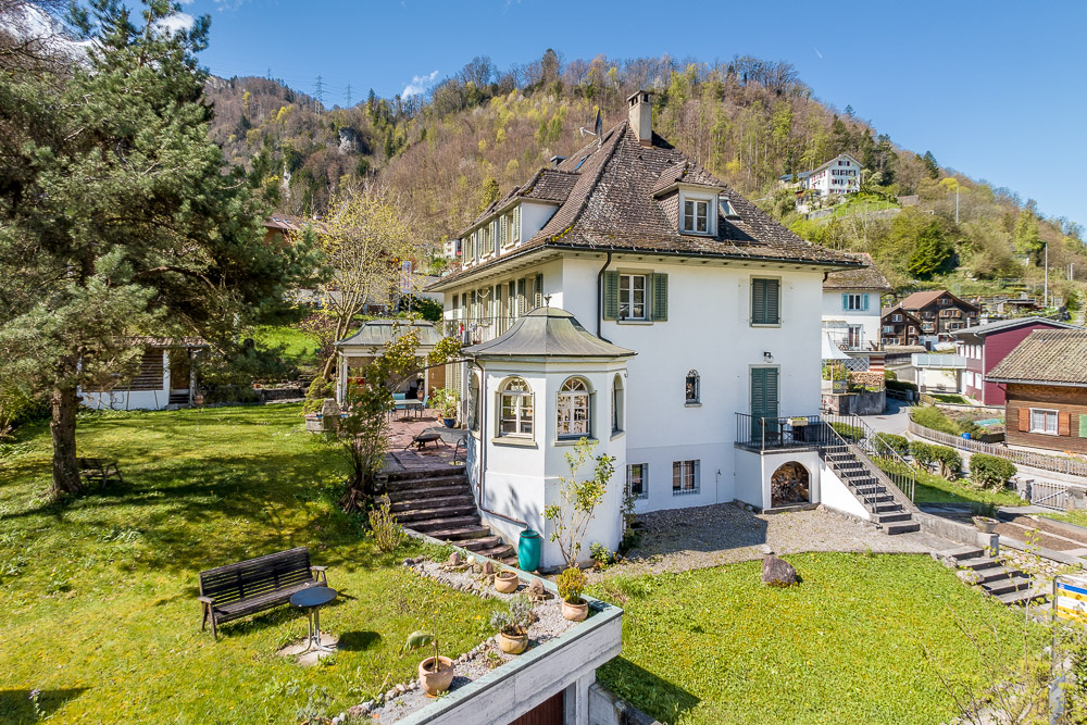 Villenartige Hanglage mit großem Garten
