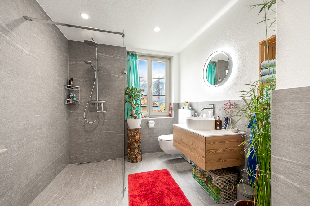 Modernes Badezimmer mit Dusche und Fenster