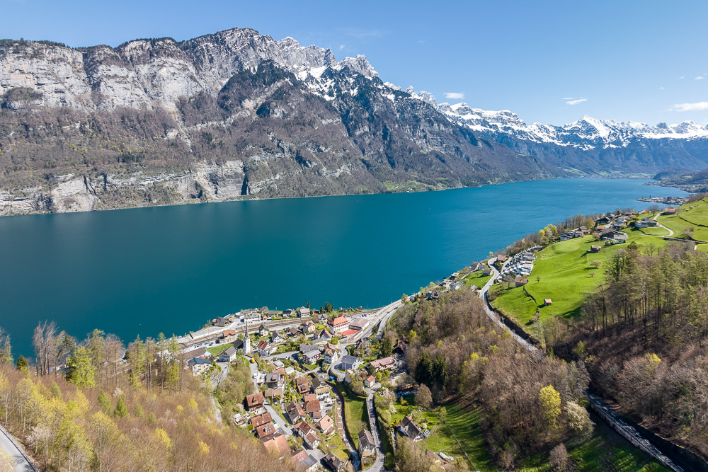 Panoramablick über See und Berglandschaft