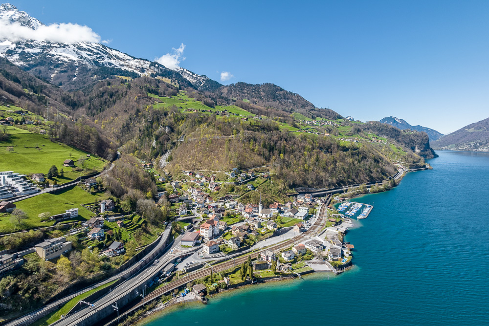 Luftaufnahme einer alpinen Seenlandschaft