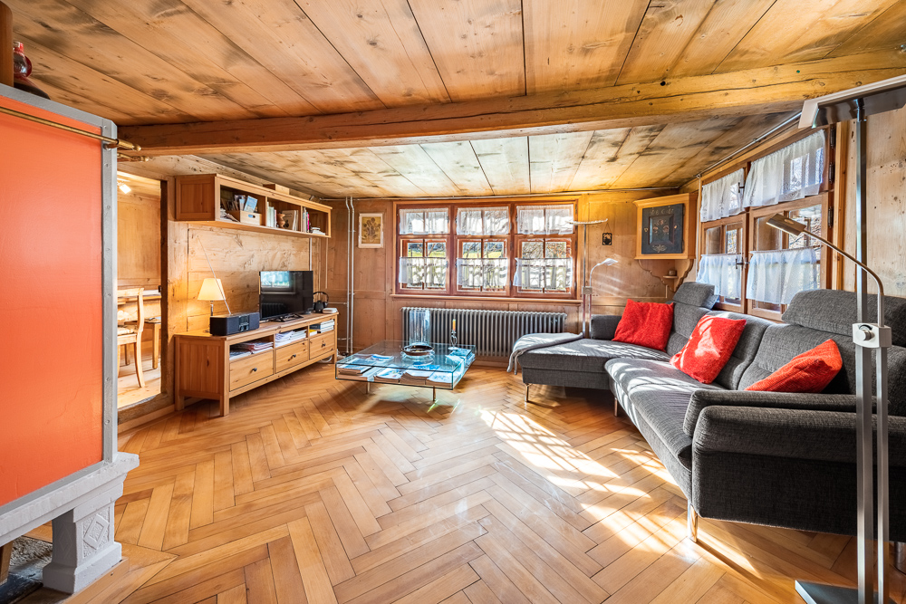 Gemütliches Wohnzimmer mit Holzverkleidung