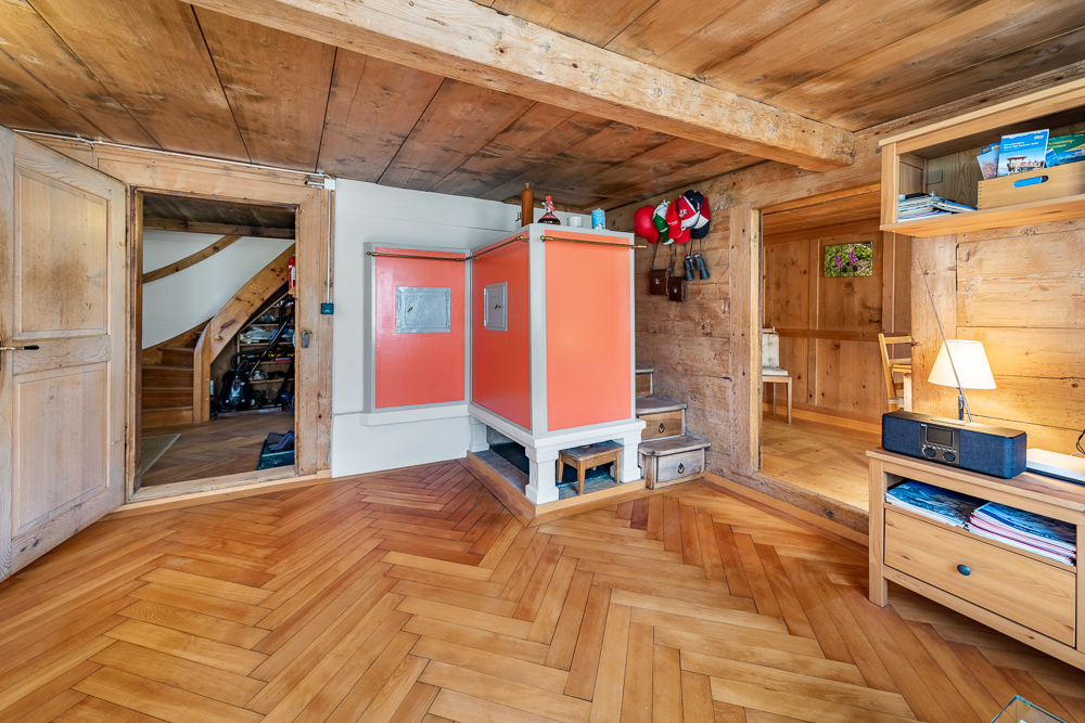 Rustikaler Holzraum mit Ofen