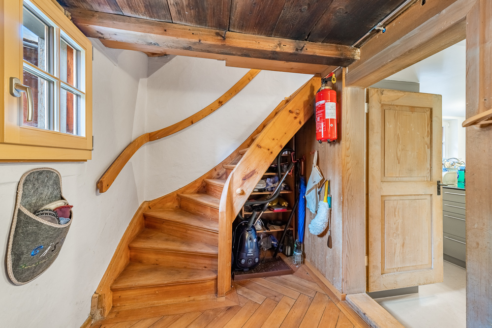 Rustikale Holztreppe im Eingangsbereich