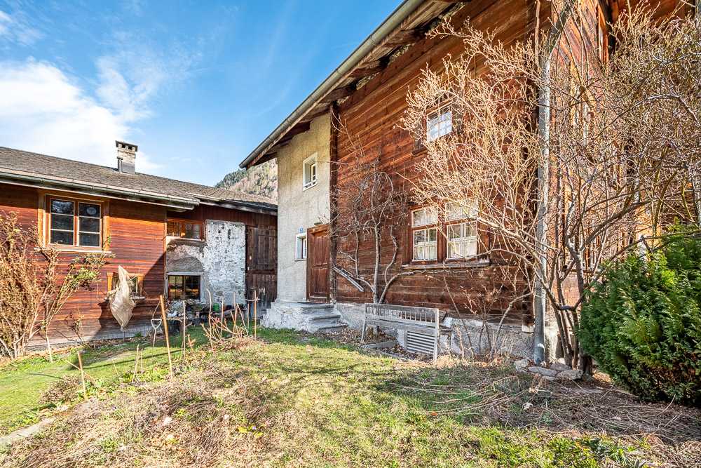 Alpenhaus mit Holzfassade und Garten
