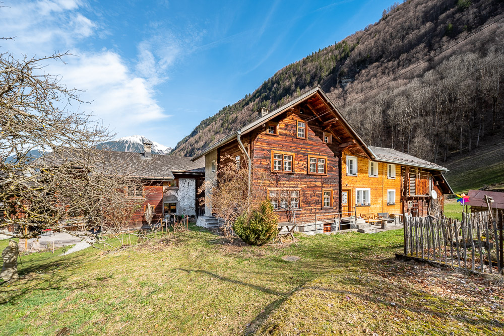 Alpines Wohnhaus mit großem Garten
