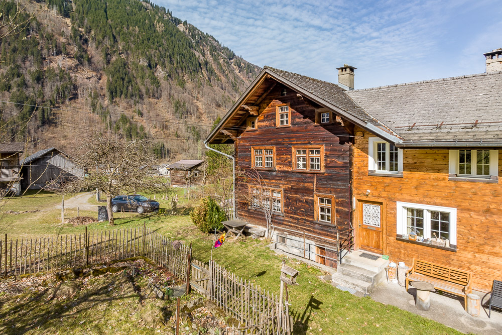 Alpines Holzhaus mit Garten