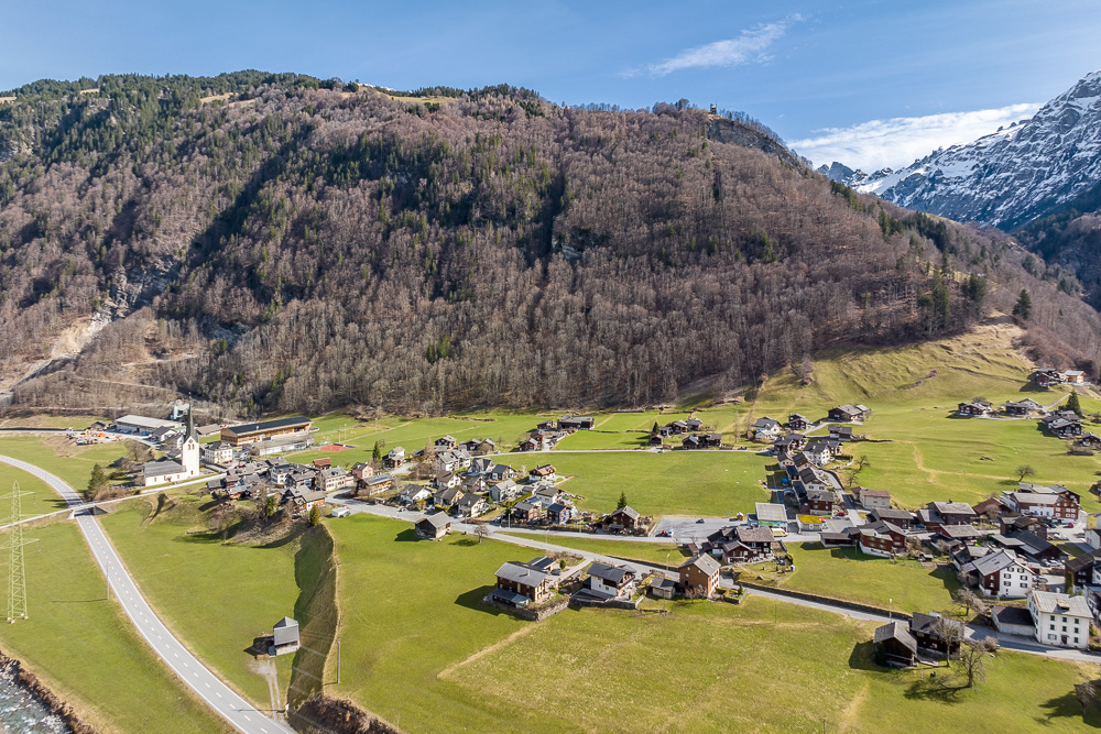 Luftaufnahme eines Alpendorfs im Tal