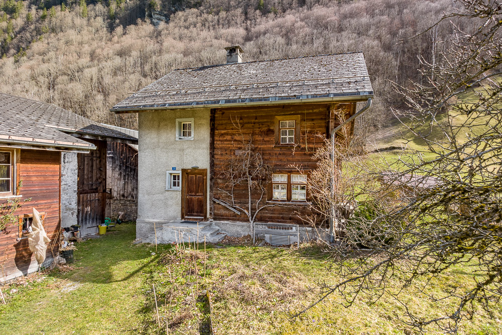 Altes Holzhaus in alpiner Hanglage