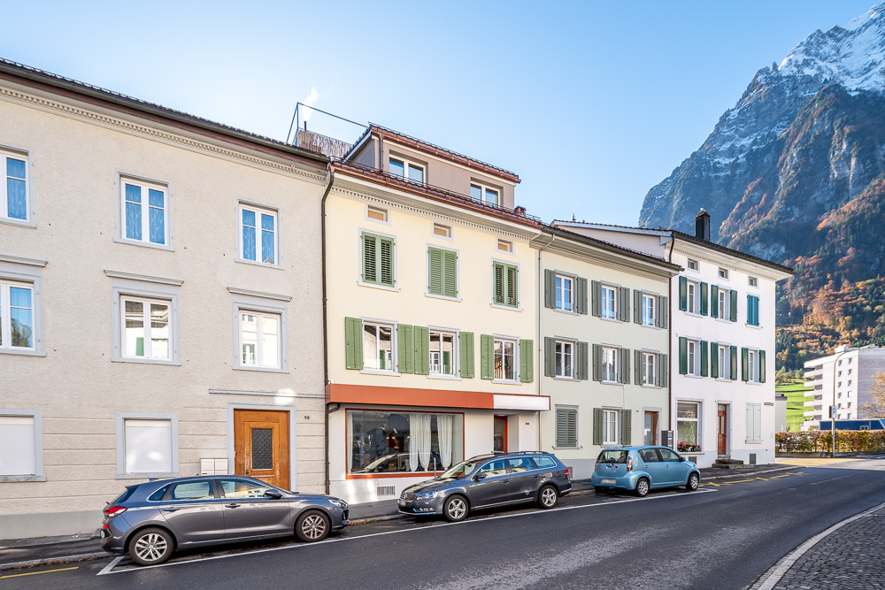 Straßenansicht von Wohnhäusern mit Bergkulisse