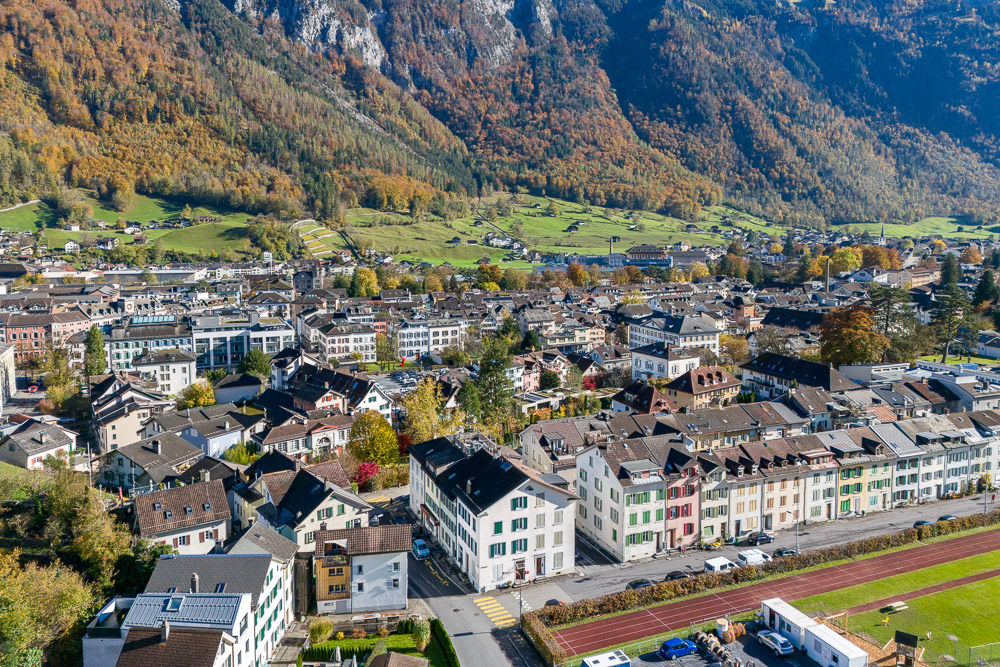Blick über eine Stadt mit Bergen im Hintergrund