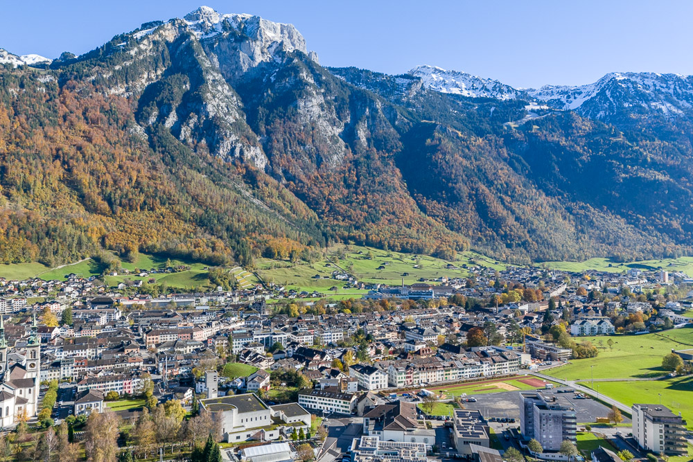 Bergpanorama über einer Stadt