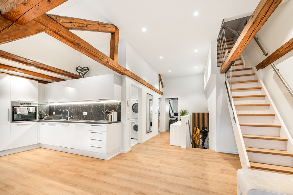 Offener Wohnbereich mit Küche und Treppe