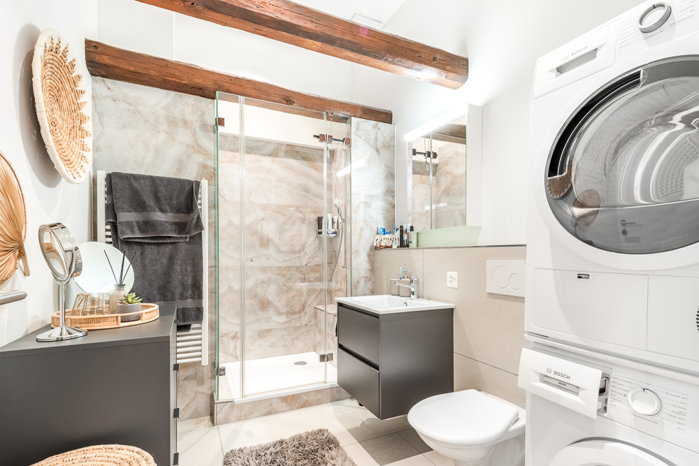 Modernes Badezimmer mit Waschturm
