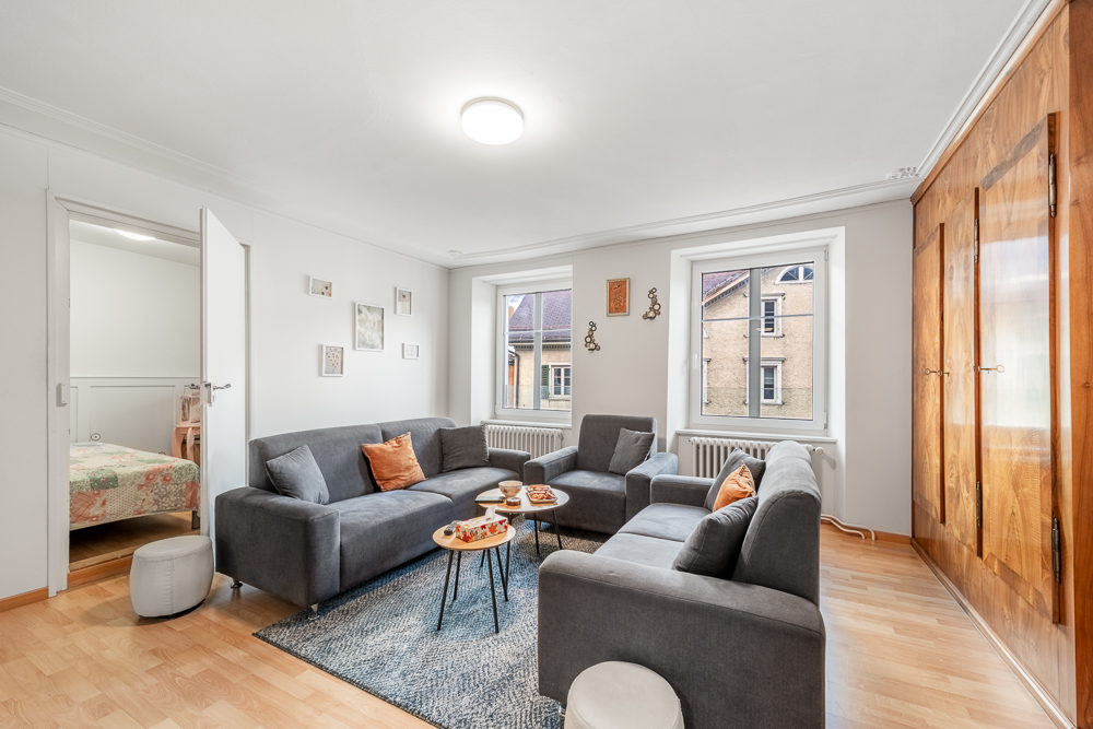 Helles Wohnzimmer mit Schlafzimmereinblick
