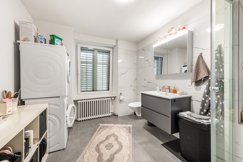 Helles Badezimmer mit Hauswirtschaftsbereich