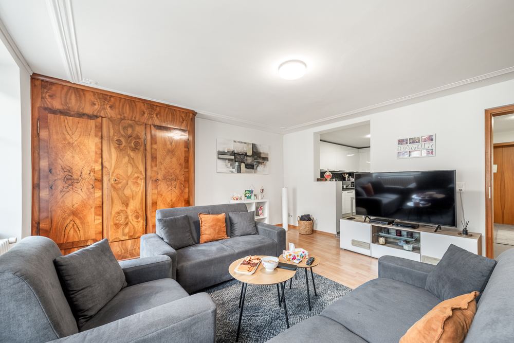Helles Wohnzimmer mit angrenzendem Küchenbereich
