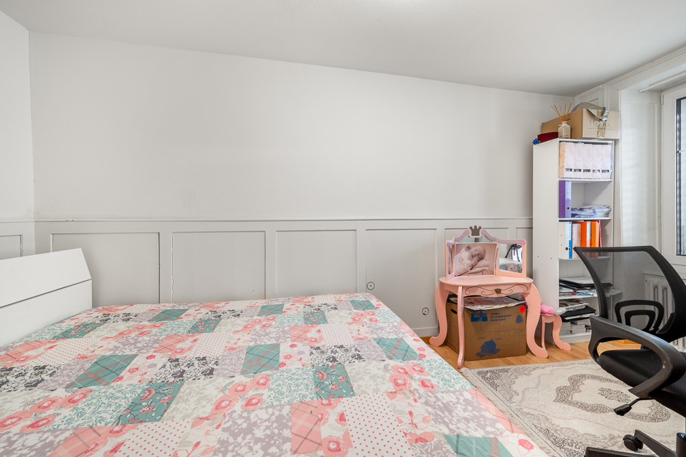 Schlafzimmer mit Bett und Schreibtischecke
