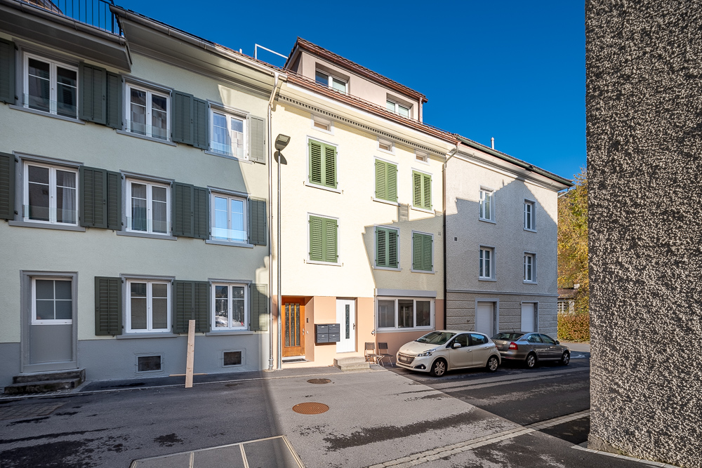 Wohnhausfassade mit parkenden Autos