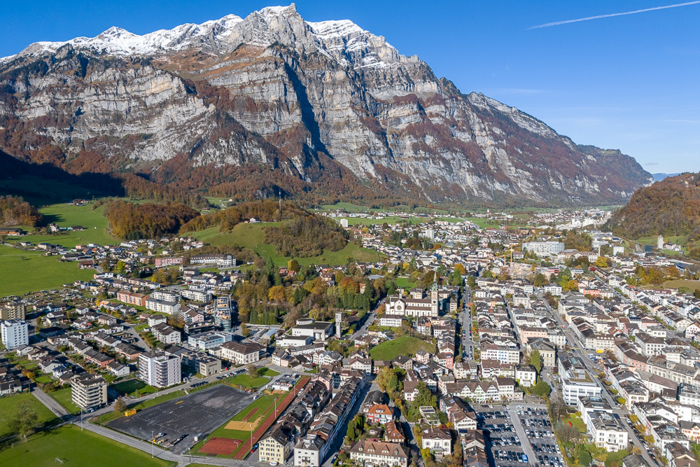Stadtpanorama mit Bergkulisse