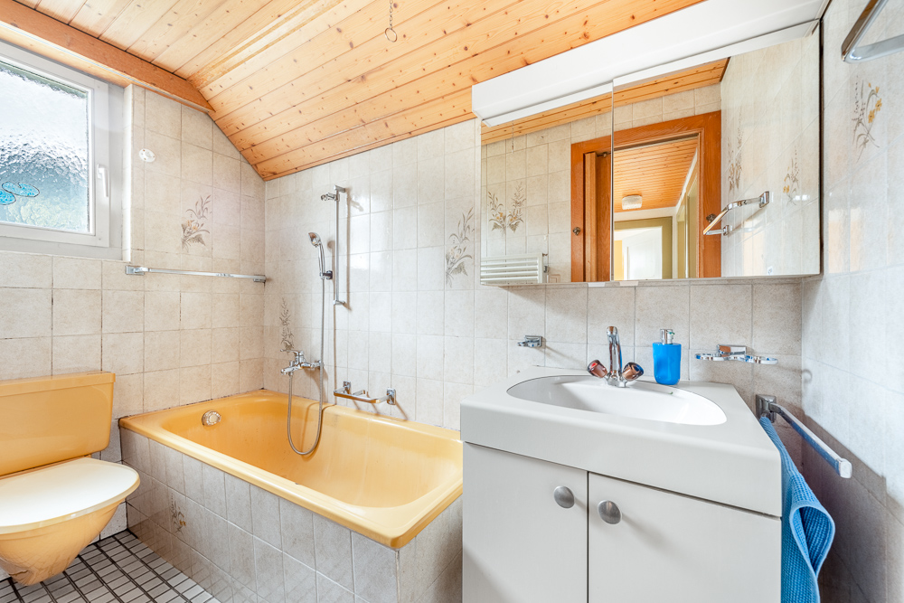 Badezimmer mit Dachschräge und Badewanne