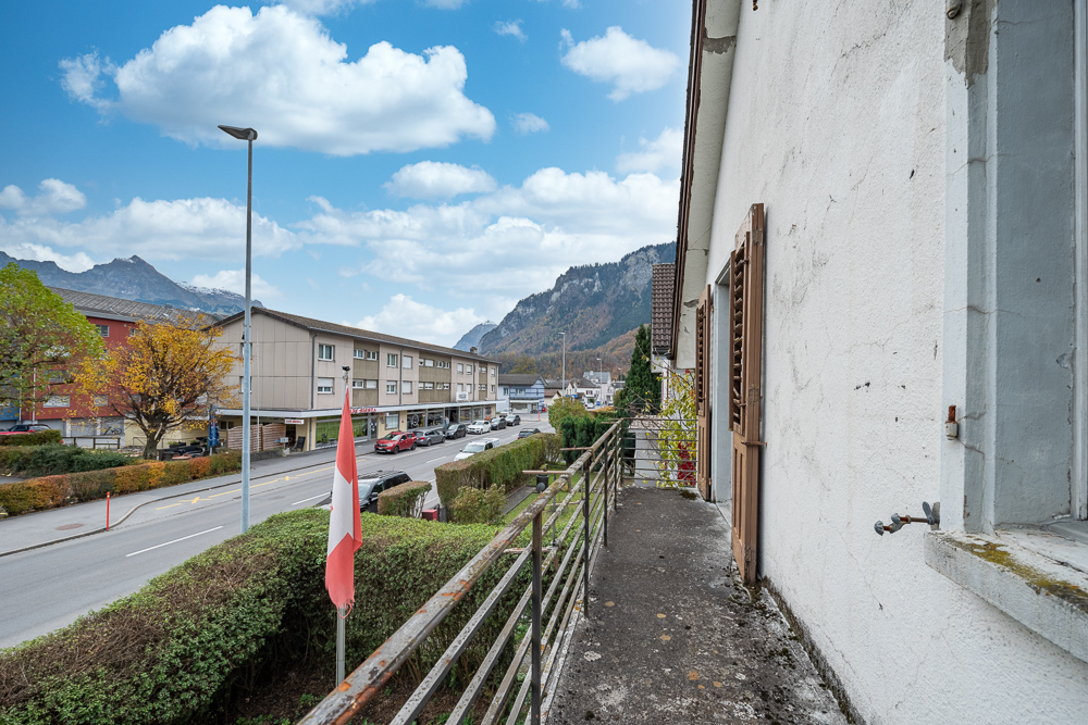Balkon mit Straßensicht