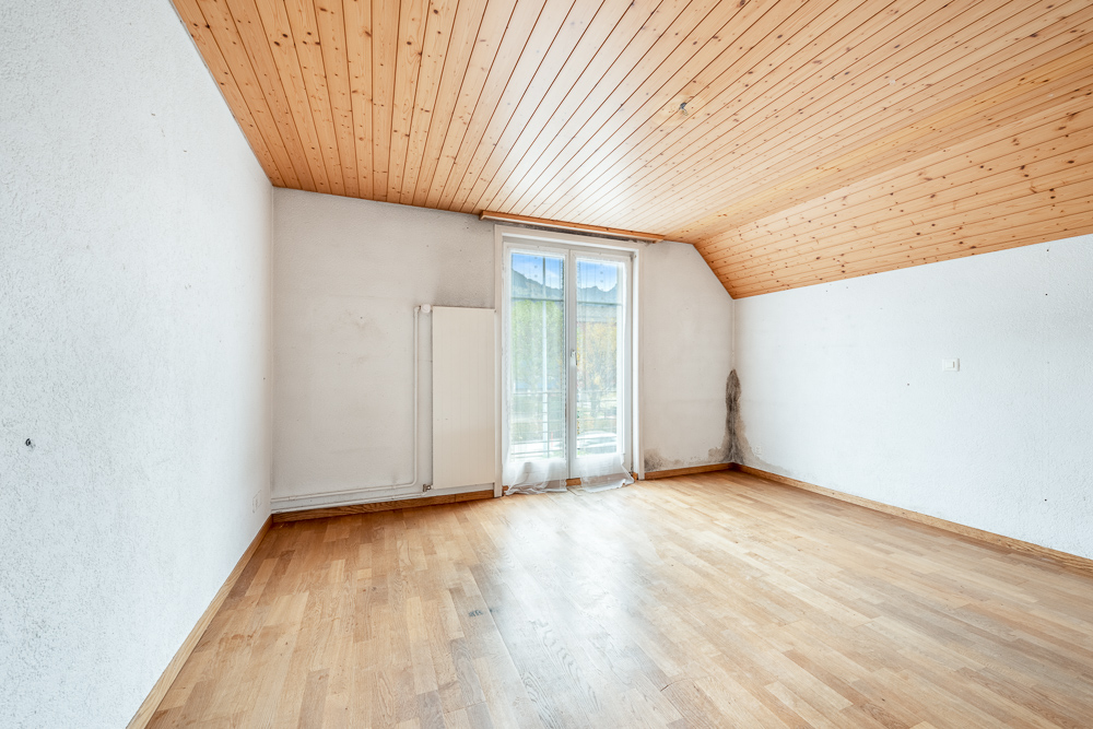 Leerer Dachraum mit Holzdecke