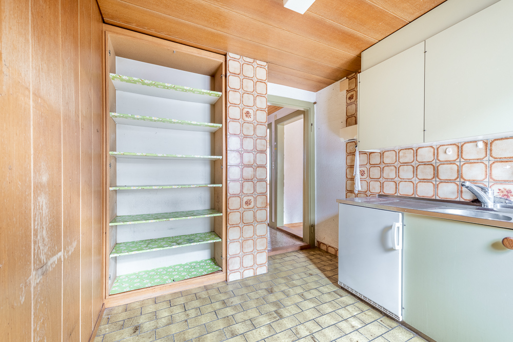 Kleiner Küchenraum mit Retro-Fliesen und Einbauschrank