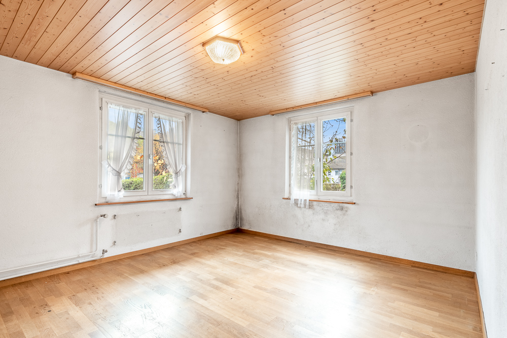 Leerer heller Raum mit Holzdecke