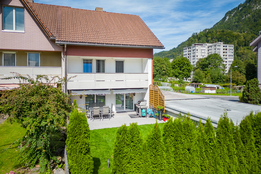 Außenansicht eines Reihen- oder Doppelhauses mit Garten
