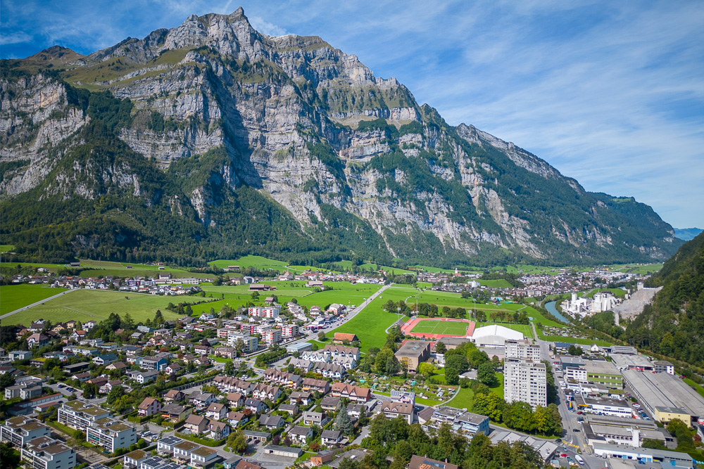 Luftaufnahme einer alpinen Stadt im Tal