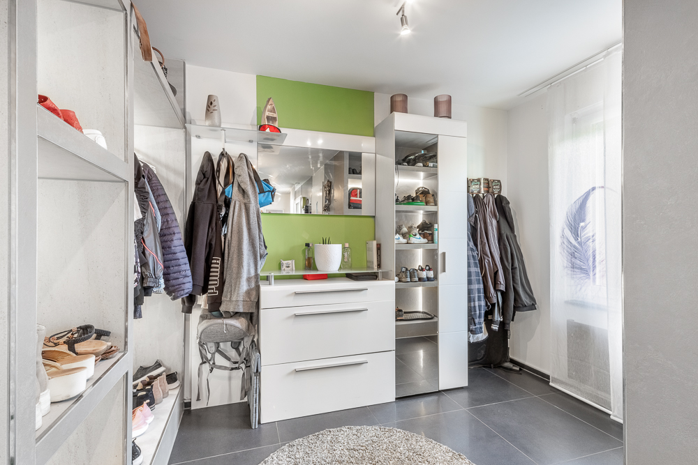 Heller Eingangsbereich mit Garderobe