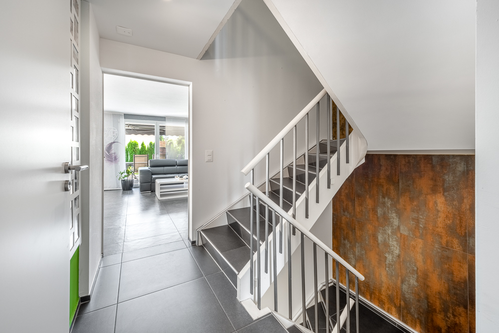 Treppenhaus mit Blick in den Wohnbereich