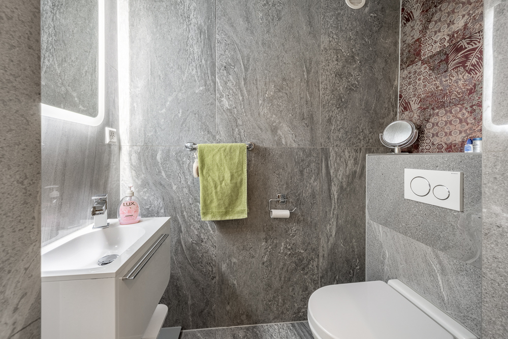 Modernes Gäste-WC mit grauen Natursteinoptiken