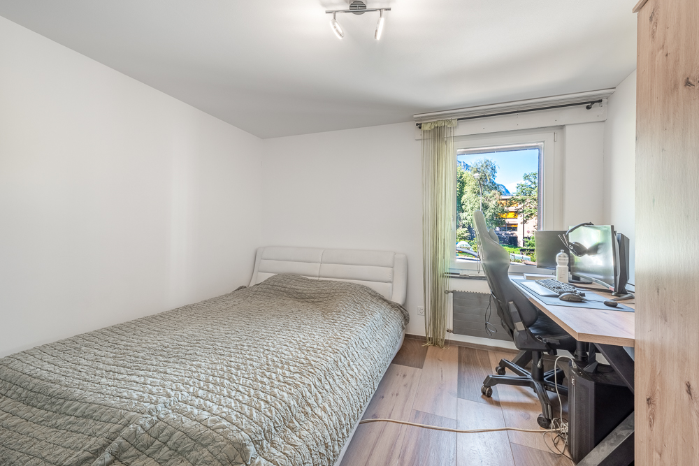 Schlafzimmer mit Arbeitsbereich