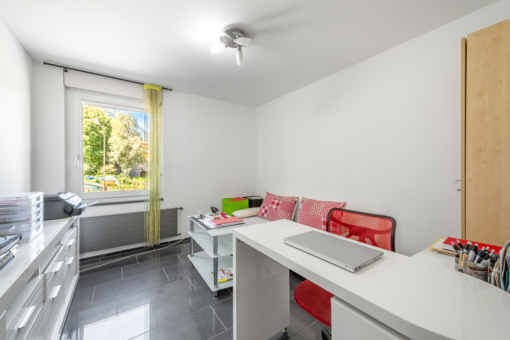 Helles Arbeitszimmer mit Fensterblick