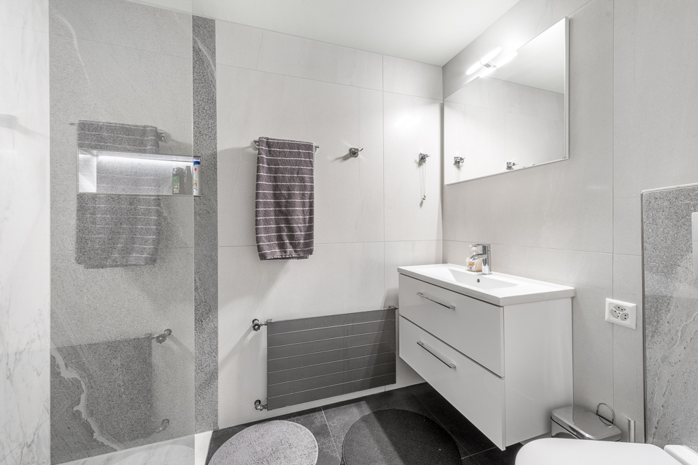 Modernes Badezimmer mit Waschtisch und Dusche