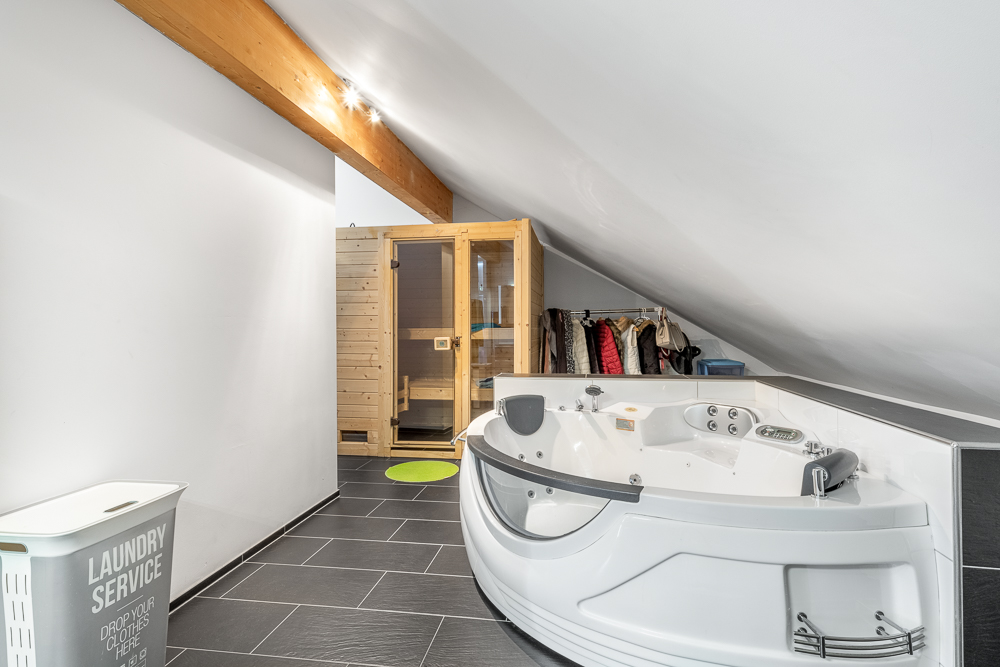 Dachgeschoss mit Sauna und Whirlpool