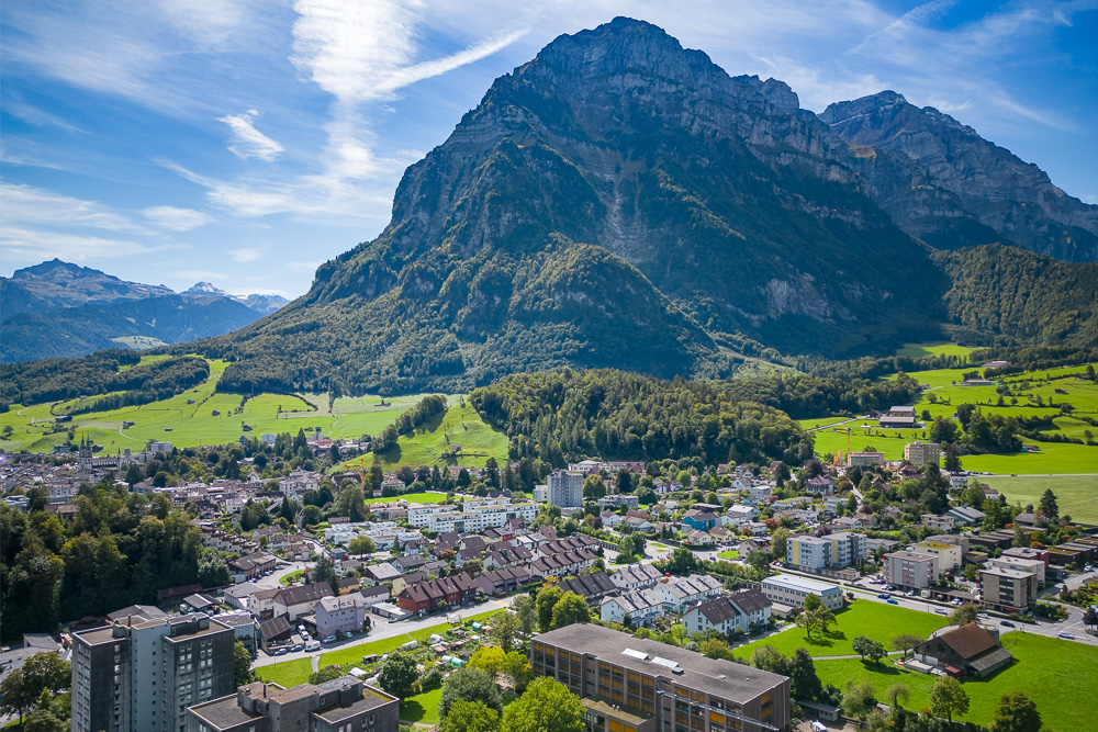 Alpenstadt mit Bergpanorama