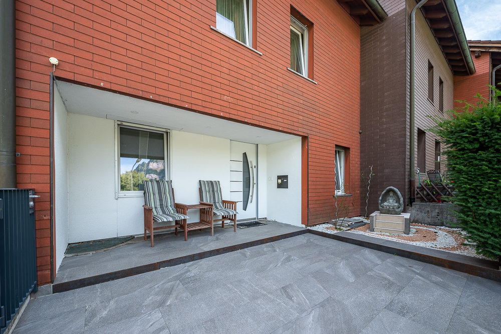 Hauseingang mit überdachter Terrasse