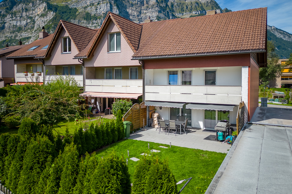 Mehrfamilienhaus mit Gärten und Terrasse